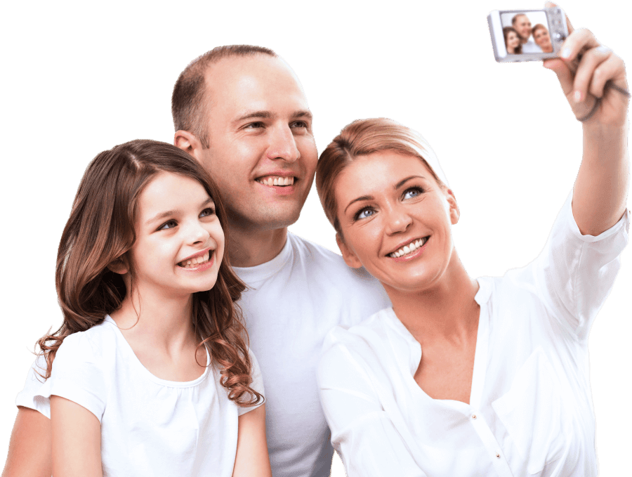 família sorridente a tirar uma fotografia juntos